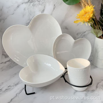 Conjunto de talheres de porcelana branca em forma de coração